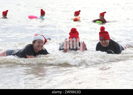 Das jährliche Schwimmen am Weihnachtstag fand heute statt, in dem Schwimmer im kalten Wasser von Clacton on Sea in Essex trotzten. Stockfoto