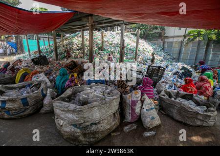 Arbeiter sortieren gebrauchte Plastikflaschen in einer Recyclingfabrik. Das Recycling von Kunststoffen ist der beste Weg, um unsere Umwelt sauber und sicher zu machen. Stockfoto