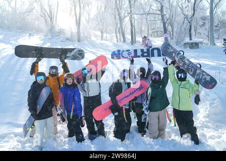 (231225) -- JILIN, 25. Dezember 2023 (Xinhua) -- dieses Foto vom 18. November 2023 zeigt Menschen, die sich für Fotos im Lake Songhua Resort in Jilin City, nordöstlicher chinesischer Provinz Jilin, posieren. Im Winter traten die Schweizer Stadt Zermatt und die Chinesen Jilin in ihre Hauptsaison für Touristen ein. Dank der Landschaft, die vom Matterhorn, einem der Natursymbole der Schweiz in den Alpen, überblickt wird, zieht Zermatt Massen von weltweiten Winterliebhabern an. Auf der Grundlage von Winteraktivitäten wurde in Zermatt eine komplette Tourismuskette aufgebaut, die Catering, Shopping, Wandern und Unterkunft umfasst Stockfoto