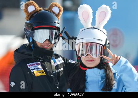 (231225) -- JILIN, 25. Dezember 2023 (Xinhua) -- dieses Foto vom 18. November 2023 zeigt Menschen, die sich für Fotos im Lake Songhua Resort in Jilin City, nordöstlicher chinesischer Provinz Jilin, posieren. Im Winter traten die Schweizer Stadt Zermatt und die Chinesen Jilin in ihre Hauptsaison für Touristen ein. Dank der Landschaft, die vom Matterhorn, einem der Natursymbole der Schweiz in den Alpen, überblickt wird, zieht Zermatt Massen von weltweiten Winterliebhabern an. Auf der Grundlage von Winteraktivitäten wurde in Zermatt eine komplette Tourismuskette aufgebaut, die Catering, Shopping, Wandern und Unterkunft umfasst Stockfoto