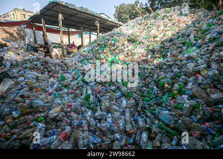 Arbeiter sortieren gebrauchte Plastikflaschen in einer Recyclingfabrik. Das Recycling von Kunststoffen ist der beste Weg, um unsere Umwelt sauber und sicher zu machen. Stockfoto