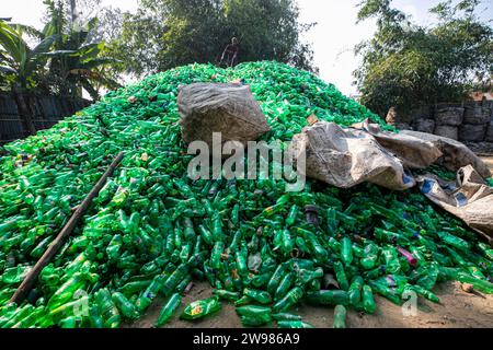 Arbeiter sortieren gebrauchte Plastikflaschen in einer Recyclingfabrik. Das Recycling von Kunststoffen ist der beste Weg, um unsere Umwelt sauber und sicher zu machen. Stockfoto