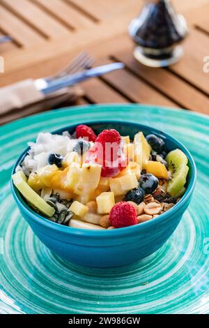 Ein Nahporträt einer Acai-Obstschale auf einem Holztisch Stockfoto