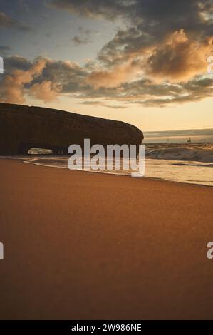 Der alte Bunker an der dänischen Küste bei Sonnenuntergang. Hochwertige Fotos Stockfoto