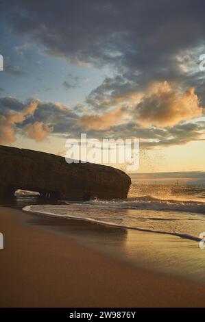 Der alte Bunker aus dem 2. Weltkrieg an der dänischen Küste bei Sonnenuntergang. Hochwertige Fotos Stockfoto