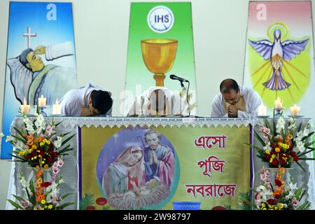 Dhaka, Wari, Bangladesch. Dezember 2023. Weihnachten wird in Bangladesch und auf der ganzen Welt am 25. Dezember gefeiert, um der Geburt Jesu, der zentralen Figur des Christentums, zu gedenken Marienkathedrale in Dhaka, Bangladesch, 25. Dezember 2023. (Kreditbild: © Habibur Rahman/ZUMA Press Wire) NUR REDAKTIONELLE VERWENDUNG! Nicht für kommerzielle ZWECKE! Stockfoto