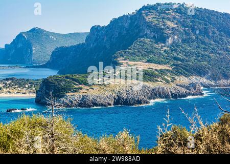 Meer- und Bergpanorama unter dem klaren Himmel. Gialova Meer, Peloponnes, Griechenland. Abgelegene Ansicht des alten Navarino Schlosses. Stockfoto