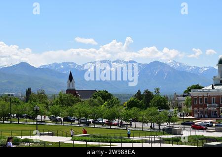 Blick auf die White Memorial Chapel und die Wasatch Mountain Range im Hintergrund, vom Utah State Capitol aus gesehen Stockfoto