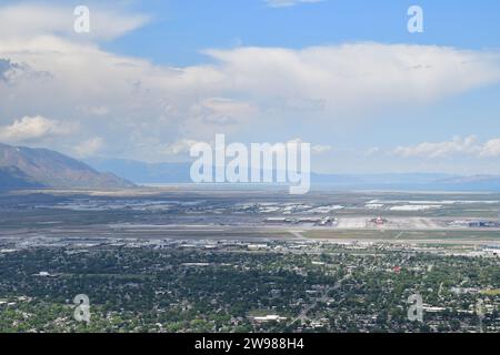 Blick auf das Layout des internationalen Flughafens von Salt Lake City mit den Bergen und dem Großen Salzsee im Hintergrund Stockfoto