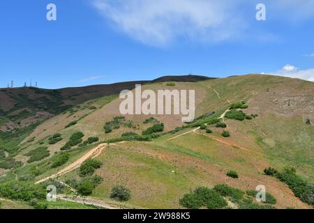 Das wunderschöne bergige Gelände und die Hügel rund um den Ensign Peak nördlich von Salt Lake City Stockfoto