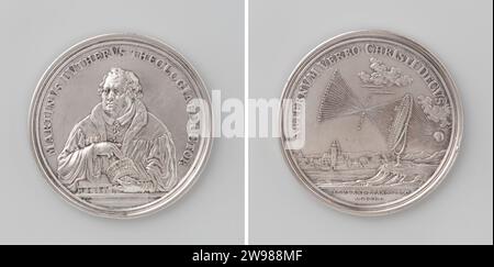 2. Hundertjähriges Jubiläum der Reformation, Anonym, 1717 Geschichtsmedaille Silbermedaille. Vorne: Bruststück Mann, der mit zwei Fingern von der rechten Hand auf Text im Buch zeigt, den er in der anderen Hand in Kerschrift offen hält. Straßenseite: Auf einem Hügel stehend eine Lupe, in der Sonnenstrahlen aufgehen, die zusammenkommen und dann wieder auseinander gehen. Am Spiegel, bei Brandpunt und am Endpunkt der Sonnenstrahlen Inschriften, im Hintergrund der Stadt Wittenburg innerhalb der Kerschrift; Schnitt: Inschrift. Silber (Metall), auffällig (Metallbearbeitung) Stockfoto