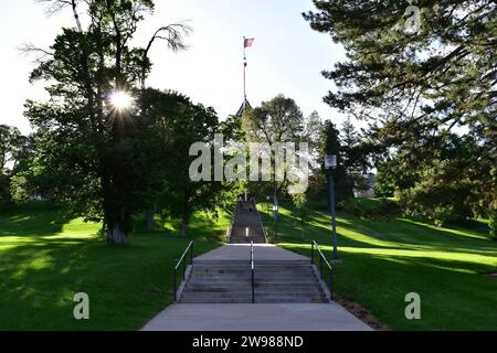 Die Leute klettern an einem sonnigen Morgen auf dem USU Campus die Treppen hinauf auf den Old Main Hill Stockfoto