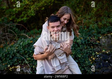 LIEBESGESCHICHTE FÜR TEENAGER-PAARE. Liebesflüster in deutscher Pracht. Deutsche Geschichte mit Liebe erkunden. Herbstliebe in deutscher Eleganz. Erfassen des Stockfoto