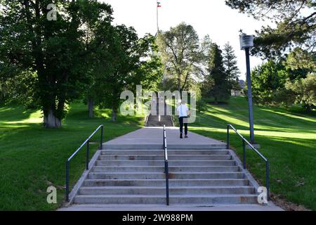 Die Leute klettern an einem sonnigen Morgen auf dem USU Campus die Treppen hinauf auf den Old Main Hill Stockfoto