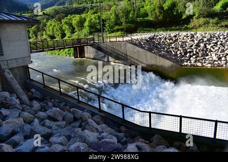 Wasser fließt über den Third Dam am Logan River neben dem Highway 89 in Utah Stockfoto