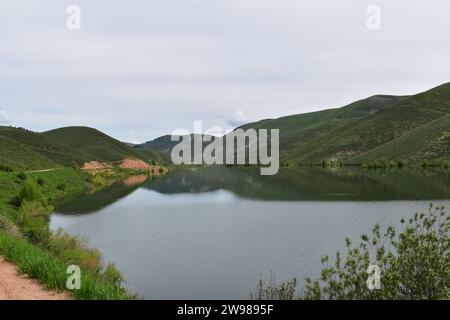 Wunderschöne Landschaft mit stillen Wasser- und Grashügeln am Montpellier Reservoir in Idaho Stockfoto