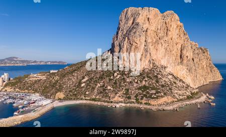 Drohnenansicht auf dem Penon de Ifach. Es ist ein riesiger Felsen im Meer, ein Symbol für die Küstenstadt Calpe an der Costa Blanca, Spanien. Stockfoto