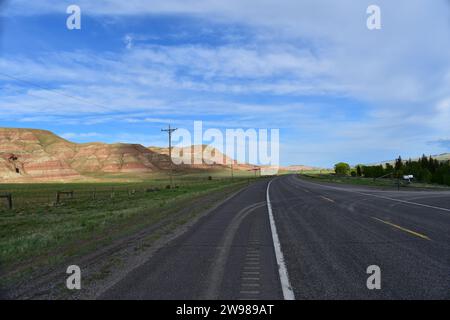 Blick auf den Highway 26 und die farbenfrohen Sedimentberge und die Landschaft im Wind River Indian Reservation, Wyoming Stockfoto