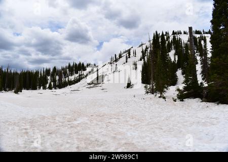 Schneebedeckte Berghänge rund um den Medicine Bow Peak und den Lake Marie im Medicine Bow-Routt National Forest Stockfoto