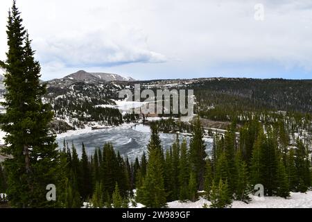 Blick auf Lake Marie und die majestätische schneebedeckte Berglandschaft des Medicine Bow-Routt National Forest vom Medicine Bow Peak aus Stockfoto