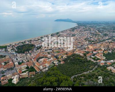 Drohnenfoto der Küstenstadt Terracina in Italien. Die Stadt liegt am Mittelmeer. Stockfoto