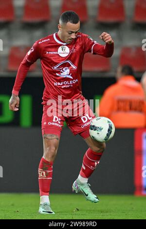 Matheus Machado (99) von ZulteWaregem verteidigte am Freitag, den 15