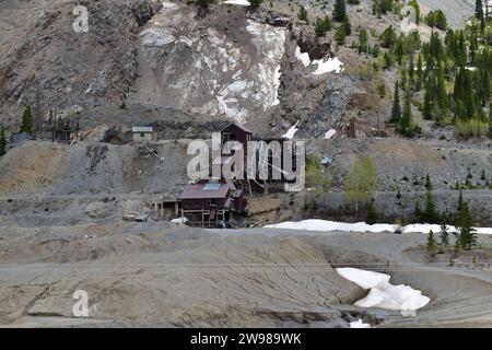 Verlassene Goldmineninfrastruktur der Monarch Mine im Flussbett des South Arkansas River in den Colorado Rocky Mountains Stockfoto