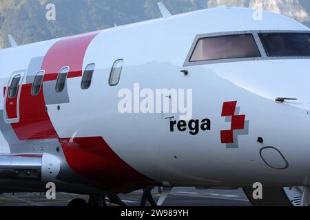 Ein Learjet der Swiss Air-Ambulance, betrieben von der REGA Swiss Air-Rescue vom Typ Bombardier Challenger 650 mit der Kennung HB-JWA auf dem Flugplatz Mollis. Die Flugshow ZigAirMeet mit internationaler Beteiligung aus dem militärischen und zivilen Luftfahrtbereich fand am 18. Und 19. August 2023 in Mollis, Kanton Glarus, Schweiz, statt. Mollis Glarus Schweiz *** Ein Schweizer Luftrettungswagen Learjet, betrieben von REGA Swiss Air Rescue vom Typ Bombardier Challenger 650 mit der Registrierung HB JWA auf Mollis Flugplatz die ZigAirMeet Flugschau mit internationaler Beteiligung von Militär und civ Stockfoto