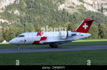 Ein Learjet der Swiss Air-Ambulance, betrieben von der REGA Swiss Air-Rescue vom Typ Bombardier Challenger 650 mit der Kennung HB-JWA auf dem Flugplatz Mollis. Die Flugshow ZigAirMeet mit internationaler Beteiligung aus dem militärischen und zivilen Luftfahrtbereich fand am 18. Und 19. August 2023 in Mollis, Kanton Glarus, Schweiz, statt. Mollis Glarus Schweiz *** Ein Schweizer Luftrettungswagen Learjet, betrieben von REGA Swiss Air Rescue vom Typ Bombardier Challenger 650 mit der Registrierung HB JWA auf Mollis Flugplatz die ZigAirMeet Flugschau mit internationaler Beteiligung von Militär und civ Stockfoto