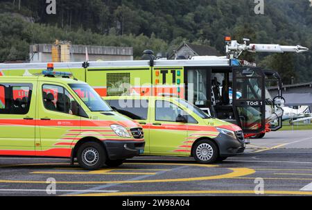 Ein Flugfeldlöschfahrzeug vom Typ Ziegler Z8 mit dem Rufnamen Tödi 1 auf dem Flugplatz in Mollis. Im Vordergrund weitere Rettungsdienstfahrzeuge Daimler. Die Flugshow ZigAirMeet mit internationaler Beteiligung aus dem militärischen und zivilen Luftfahrtbereich fand am 18. Und 19. August 2023 in Mollis, Kanton Glarus, Schweiz, statt. Mollis Glarus Schweiz *** Ein Ziegler Z8 Flugplatz Feuerwehrfahrzeug mit dem Rufzeichen Tödi 1 auf dem Flugplatz in Mollis im Vordergrund weitere Rettungsfahrzeuge Daimler die ZigAirMeet Flugschau mit internationaler Beteiligung aus Militär und Zivilschutz Stockfoto