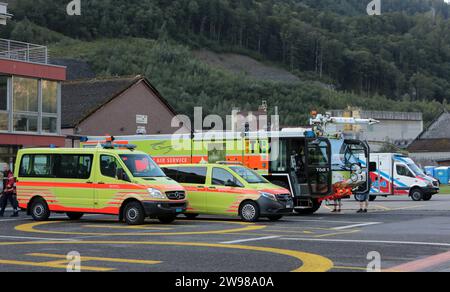 Ein Flugfeldlöschfahrzeug vom Typ Ziegler Z8 mit dem Rufnamen Tödi 1 auf dem Flugplatz in Mollis. Im Vordergrund weitere Rettungsdienstfahrzeuge Daimler. Die Flugshow ZigAirMeet mit internationaler Beteiligung aus dem militärischen und zivilen Luftfahrtbereich fand am 18. Und 19. August 2023 in Mollis, Kanton Glarus, Schweiz, statt. Mollis Glarus Schweiz *** Ein Ziegler Z8 Flugplatz Feuerwehrfahrzeug mit dem Rufzeichen Tödi 1 auf dem Flugplatz in Mollis im Vordergrund weitere Rettungsfahrzeuge Daimler die ZigAirMeet Flugschau mit internationaler Beteiligung aus Militär und Zivilschutz Stockfoto
