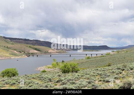 Die Route 50 überquert den Gunnison River in der Curecanti National Recreation Area, Colorado Stockfoto