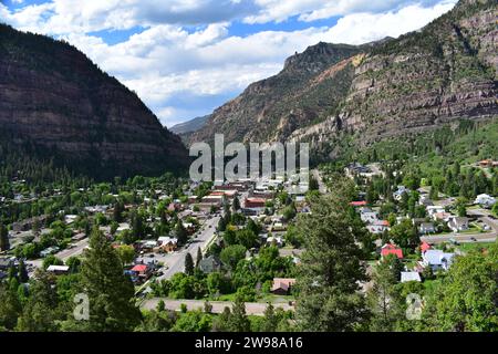 Blick auf die Stadt Ouray in den Rocky Mountains, berühmt für ihre heißen Quellen, an einem sonnigen Tag Stockfoto