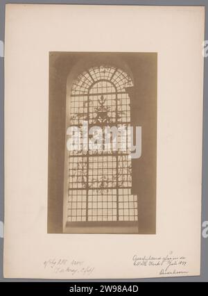 Gemaltes Fenster in der Oudshoornse Kirche in Oudshoorn, Anonym (Monumentenzorg) (zugeschrieben), 1899 Foto Oudshoorn fotografischer Support. Pappalbumendruck Kirchenfenster, z. B. Rosenfenster Oudshoorn Stockfoto