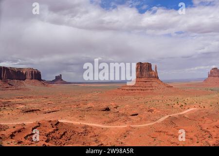 Blick auf den West Mitten Butte und die rote Sandsteinformation von Sentinel Mesa im Monument Valley, AZ Stockfoto