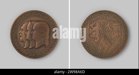 25 Jahre Heirat von Königin Wilhelmina und Prinz Hendrik 1926, Jacob Jan van Goor, 1926 Geschichtsmedaille Bronze Penning, auf der Vorderseite die konjugierten Porträts von Hendrik, Wilhelmina und Prinzessin Juliana links mit einem Wechsel, die Wappen der Niederlande, Hendrik und Juliana, mit einem Kletterkranz, mit einem Wechsel in einem Dreieck. Bronze (Metall) Anschlagen (Metallbearbeitung) Stockfoto
