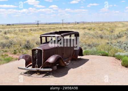 Die rostfreie Metallkarosserie eines 1932 Studebaker-Automobils, die in der Nähe der alten Route 66 ruht Stockfoto