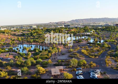 Blick auf Papago Park von der Spitze des Hole in the Rock Stockfoto