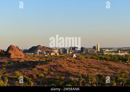 Blick auf Downtown Tempe und Hayden Butte von der Spitze des Hole in the Rock Stockfoto