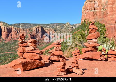 Stone cairns, die von Wanderern am Berghang des Bell Rock in Sedona, Arizona, erbaut wurden Stockfoto