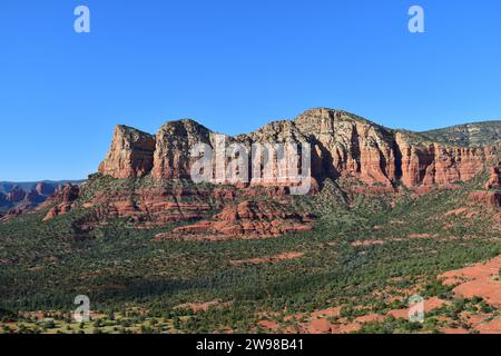 Blick auf die bergige Wüstenlandschaft in Sedona, Arizona Stockfoto