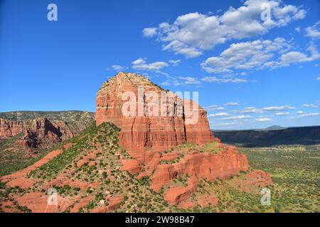 Blick auf Courthouse Butte vom Bell Rock in Sedona, Arizona Stockfoto