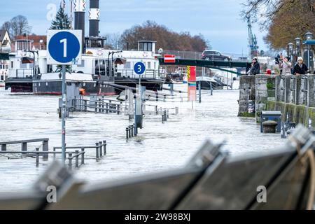 Regensburg, Deutschland. Dezember 2023. Fußgängerbrücken an den Ufern der Donau sind überflutet. Franken und Ostbayern sind von den Überschwemmungen besonders betroffen. Quelle: Armin Weigel/dpa/Alamy Live News Stockfoto