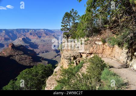 Blick auf den Bright Angel Trail, der sich im Grand Canyon vom Südrand aus schlängelt Stockfoto