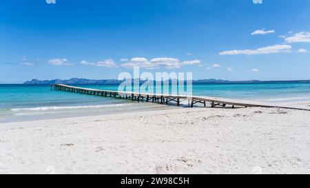 Landschaft mit Promenade an der Küste von Playa de Muro in der Bucht von Alcudia, Insel Mallorca, Spanien Stockfoto