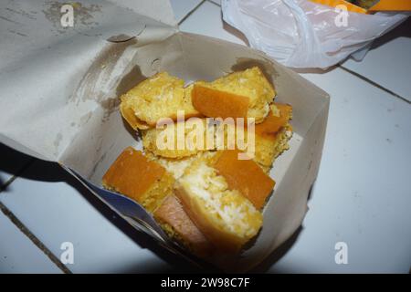 Foto von Käse-Bananen-Martinabak in einer Schachtel, ein typischer indonesischer Snack Stockfoto