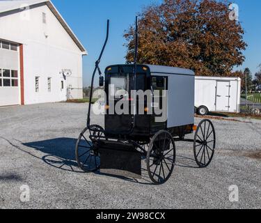 Ein Blick auf einen neuen Amish Buggy, geparkt mit Out a Horse, wartet darauf, an einem sonnigen Tag verkauft zu werden Stockfoto