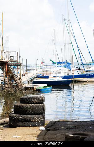 Salvador, Bahia, Brasilien - 18. Januar 2015: Mehrere Boote ankern im Seehafen Ribeira in Salvador, Bahia. Stockfoto