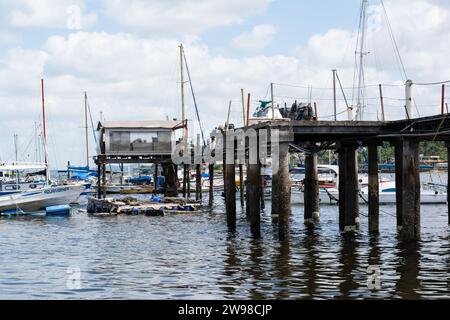 Salvador, Bahia, Brasilien - 18. Januar 2015: Mehrere Boote ankern im Seehafen Ribeira in Salvador, Bahia. Stockfoto