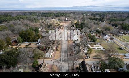 Colonial Williamsburg ist eine malerische kleine Stadtstraße, gesäumt von üppigen Bäumen und malerischen Gebäuden Stockfoto